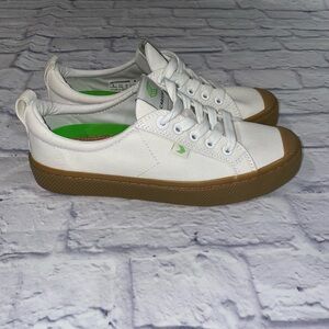 Cariuma White and Green Sneakers. Size 8